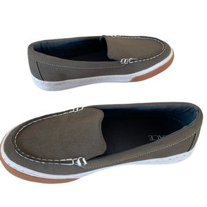 The Children’s Place Boys Slip on. NWOT. 5